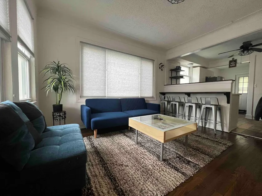 Cozy entire house with convenient location - Image 1