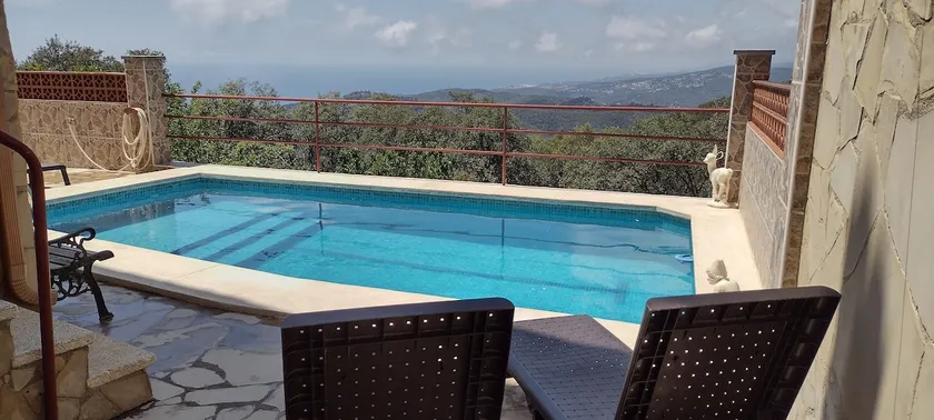 2 bedroom mountain retreat with pool and sea views - Image 1