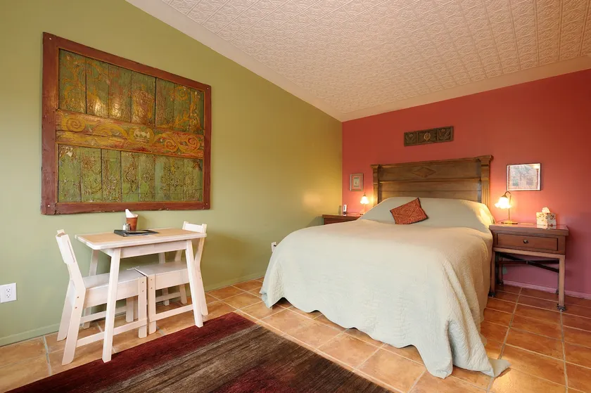 Artsy Comfy Baca Street/Railyard District Studio - Image 1