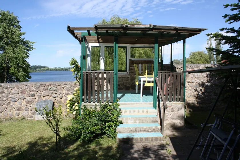 Apartment with a large garden and lake view - Image 1