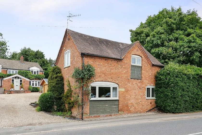 Quaint Victorian Coach House in village location - Image 1