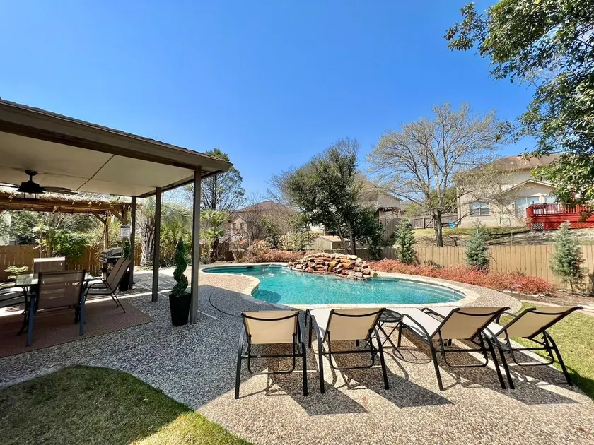 Lovely 4 bedroom home, with pool , heating pool is 45$ a day extra on request - Image 1