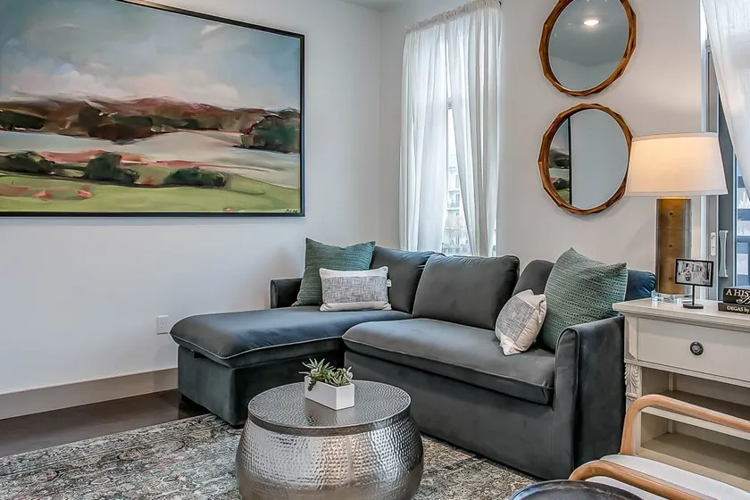 Upscale Condo in Melrose Avenue - Image 1