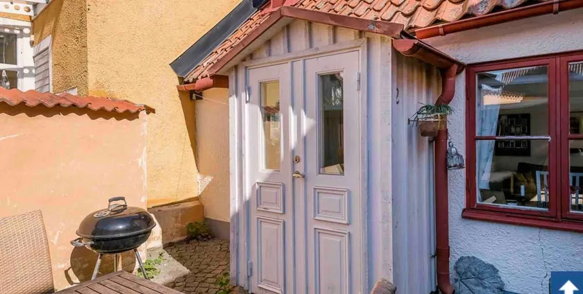 18th-century house with private courtyard - Image 1