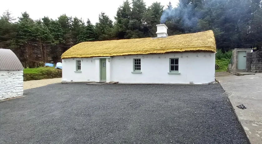 Slieve League Thatched Cottage: carrick co donegal - Image 1