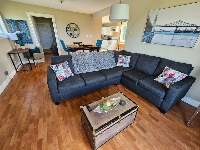 The Skyline Luxe - Stylish with City Views - Image 1