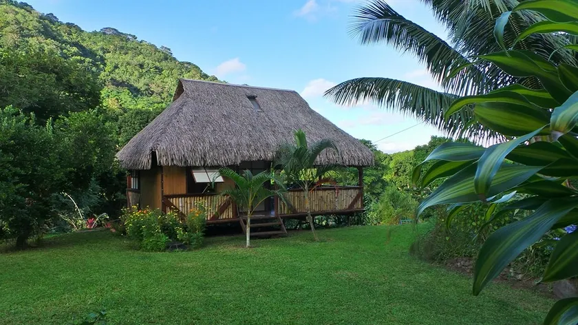 Polynesian bungalow in Moorea - Image 1