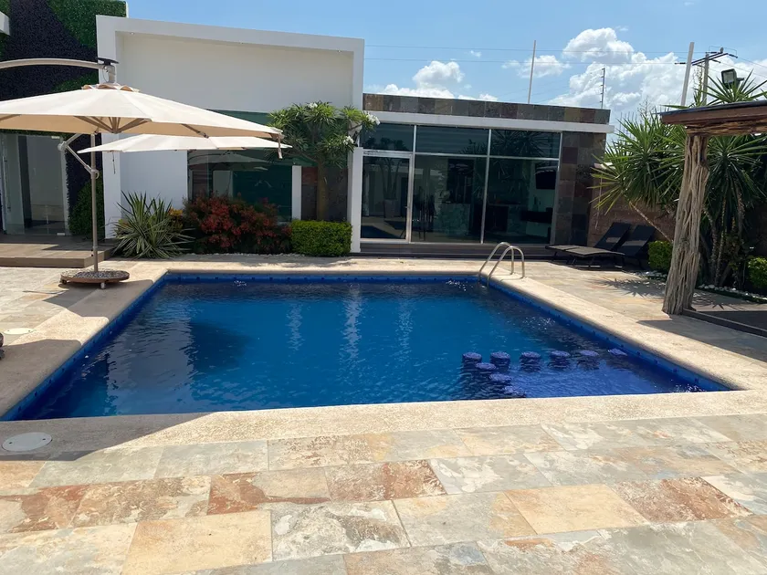House with a swimming pool, 10 minutes from downtown - Image 1