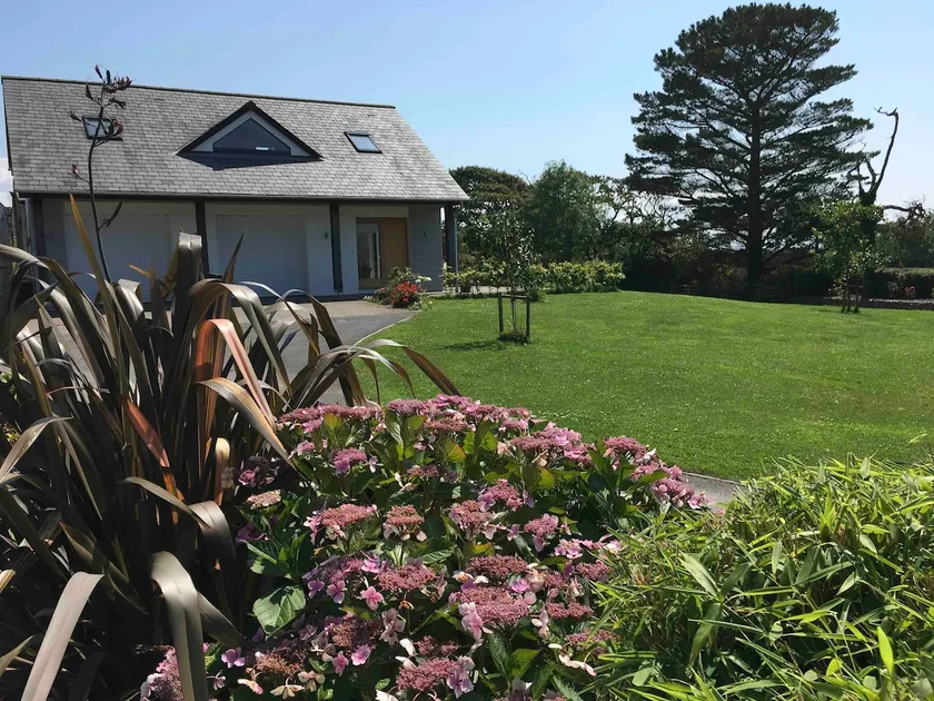 Spacious property set in meadow with sea views. - Image 1