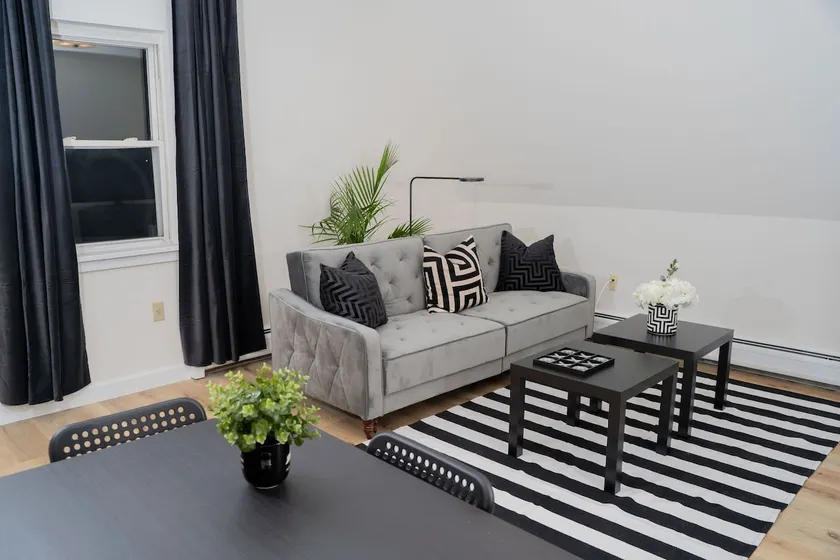 Spacious and stylish entire one bedroom apartment. - Image 1