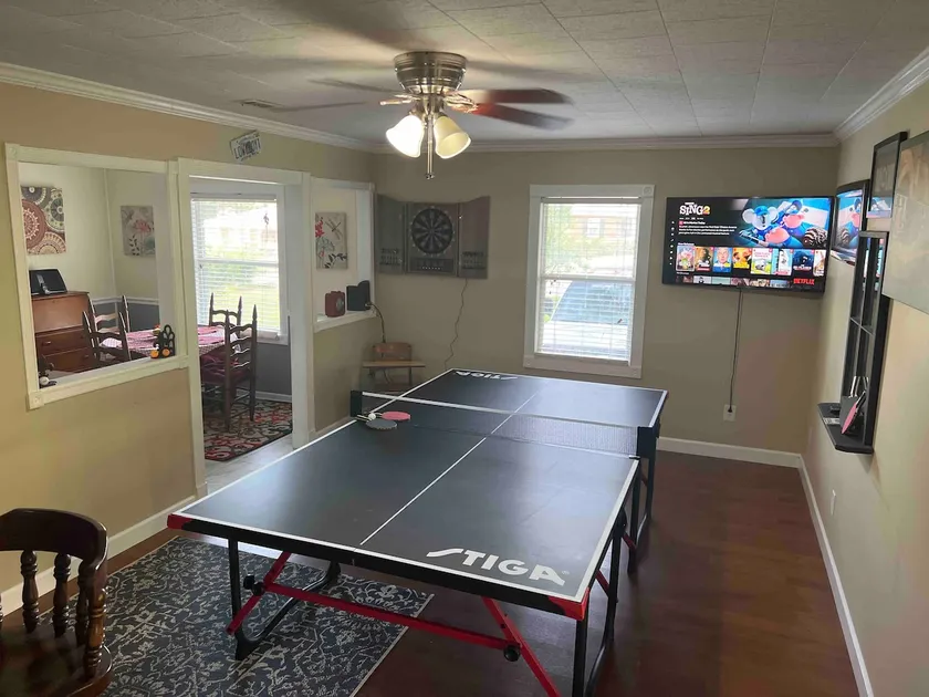 Comfy 3 bedroom house with hot tub and game room. - Image 1