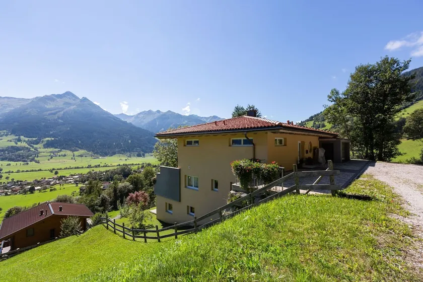 Bright flat close to the ski area - Image 1