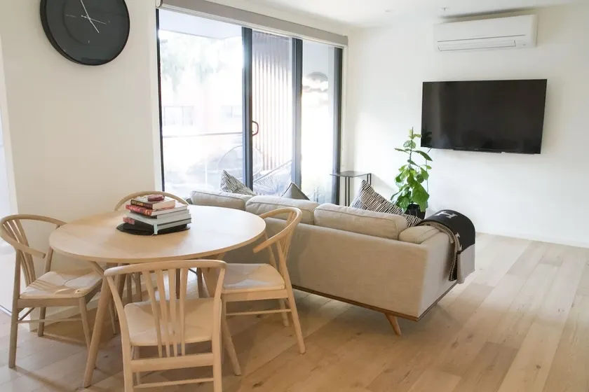 Charming 2 Bedroom Apartment In Richmond Close to MCG - Image 1