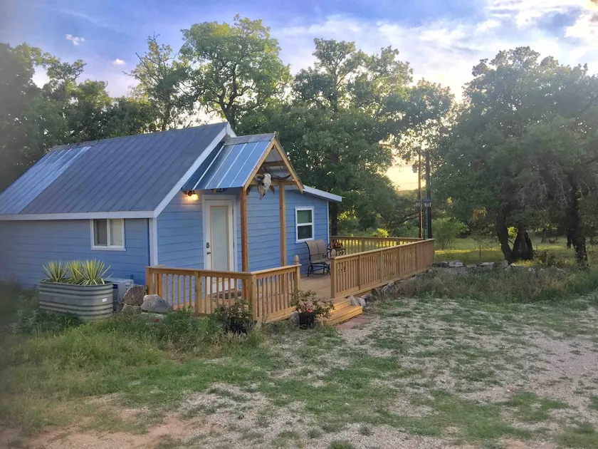 Fox Burrow w/Deck acreage horses/ query for pets. - Image 1