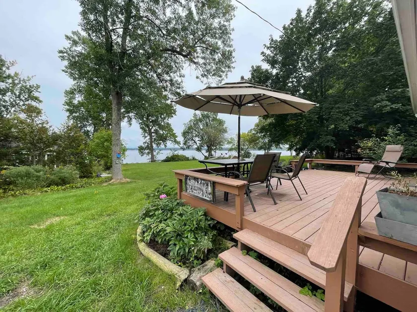 Lakefront Home, Large yard, w/Dock, sleeps 10+ - Image 1