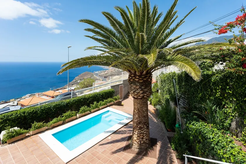 Romantic apartment with views and jacuzzi pool - Image 1
