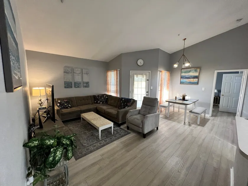 o CHARMING CONDO MINUTES FROM GORGEOUS CLEARWATER BEACHES o - Image 1