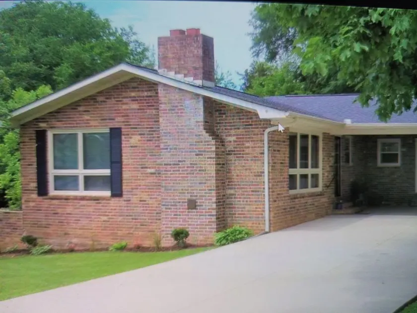 s1. Beautiful home in historic Scottsboro w/ pool - Image 1