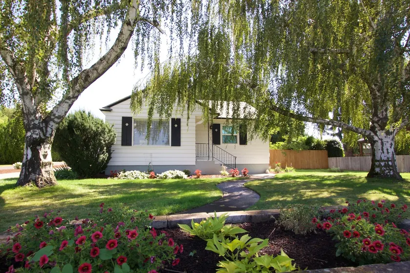 Syvila’s Cottage | Private Garden Near Downtown - Image 1