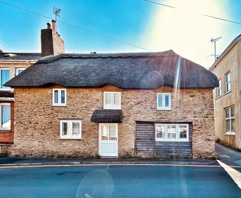The Thatched House cottage, sunny garden - Image 1
