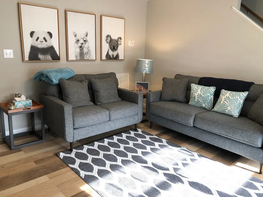 2Bd/2.5Ba Renovated Townhouse Close to Everything - Image 1