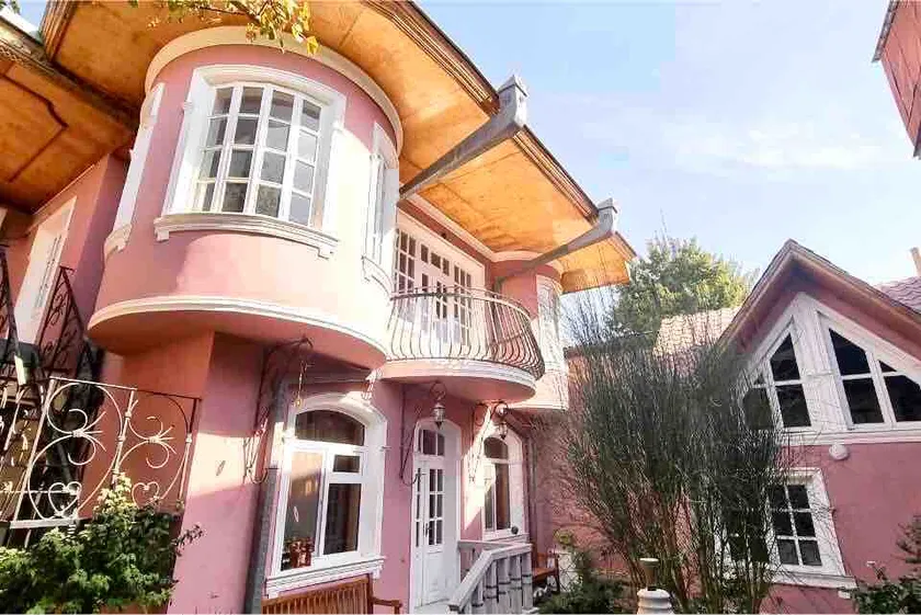 Guest house – a large room with amenities - Image 1