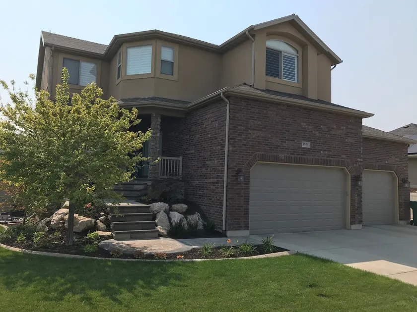 Luxury Basement Apartment - GREAT DEAL! - Image 1