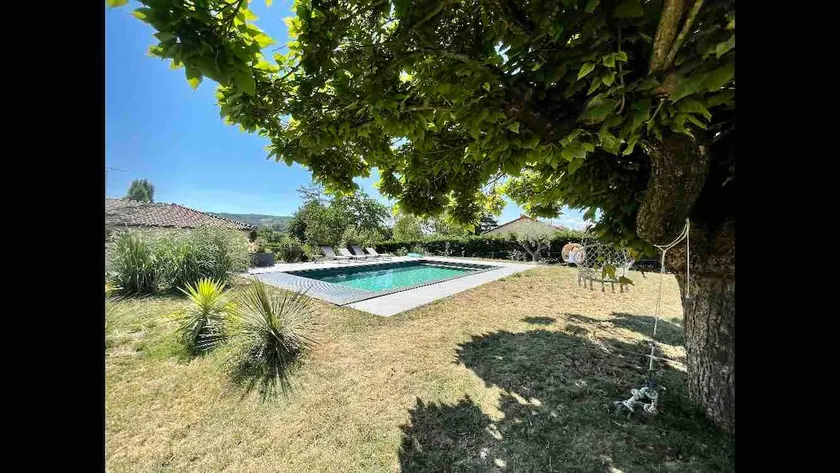 Accommodation with pool and garden - Image 1