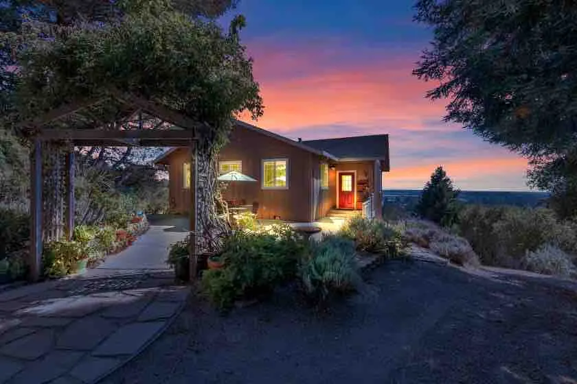 Magical hilltop 3-bedroom with spectacular views - Image 1