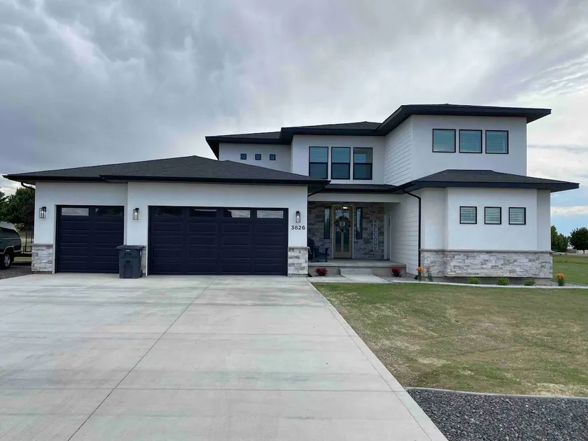 Beautiful new master suite with private entrance! - Image 1
