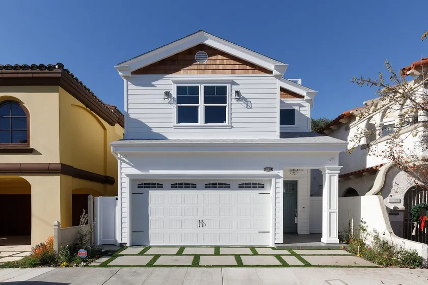 Beautiful 2 Story Right by the Water, Ocean View - Image 1
