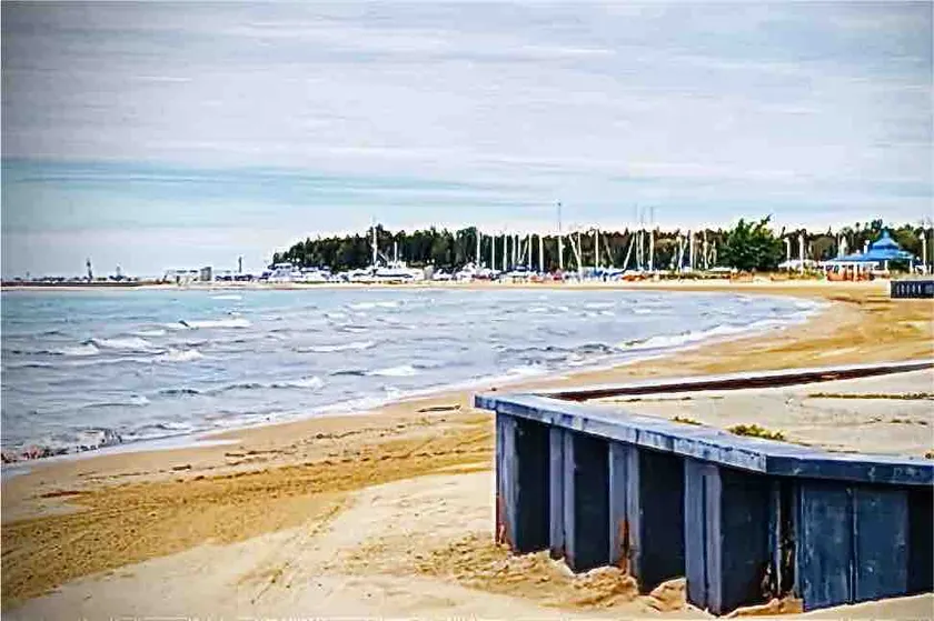 Bright and cozy Lakeside Retreat - steps to Beach - Image 1
