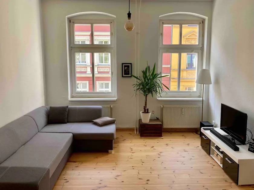 Bright old building apartment in Frankfurt (Oder) - Image 1