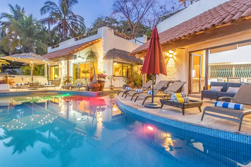 Villa Kiwi. Huge Pool, Steps To Town n Beach. 6 plus BRM 7.5 BTH 3 KCN - Image 1