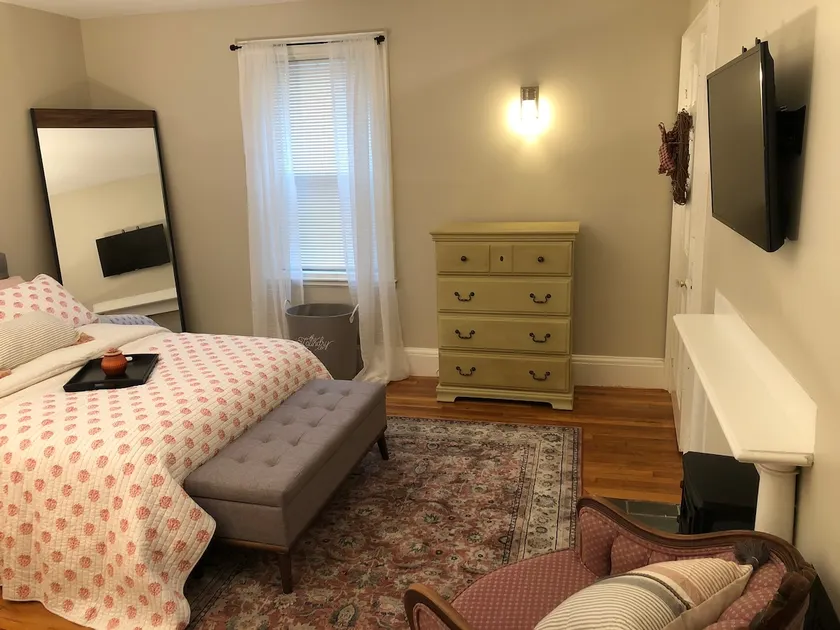 Charming Stay Downtown Dover – Free Wine! - Image 1