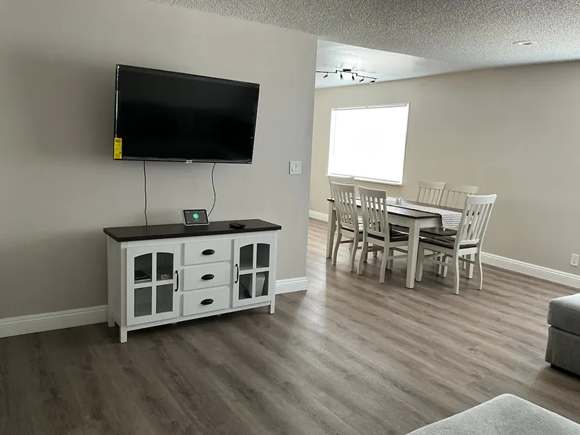 Entire 4 bedroom home - Image 1