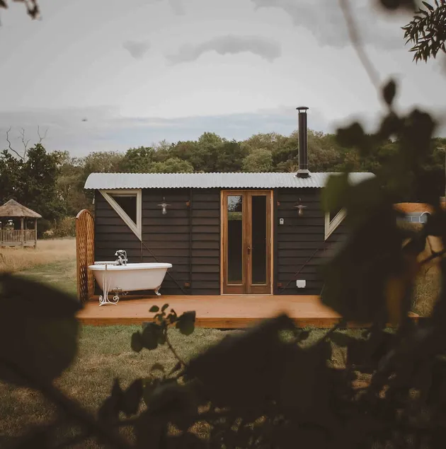 Cosy cabin with outdoor rolltop bath and woodstove - Image 1