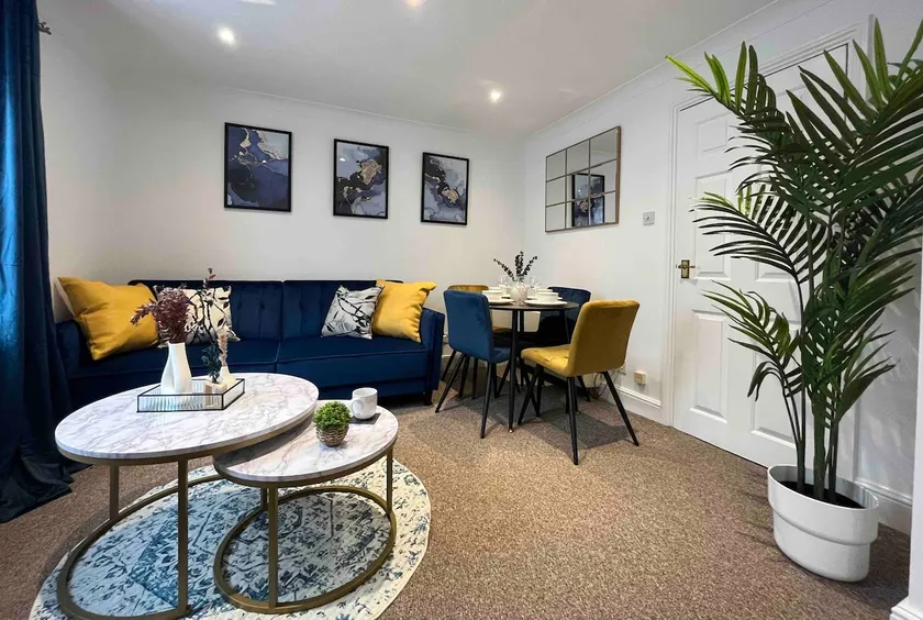 Cosy Town Centre Flat w/Parking-Long Stay Discount - Image 1