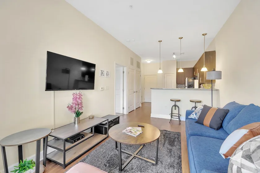 Vibrant KING Bed in A+ Location with Full Kitchen - Image 1