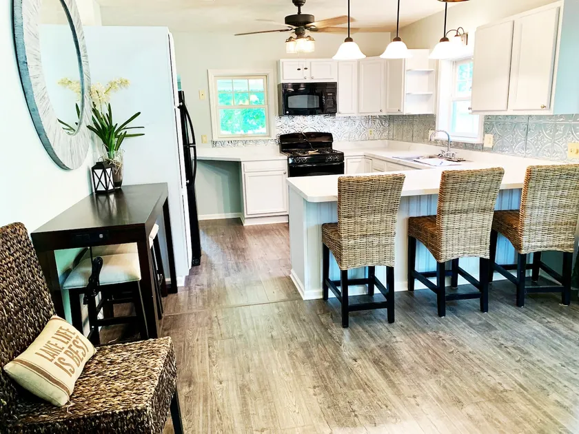 Barefoot Bungalow with shared private Lake Access - Image 1