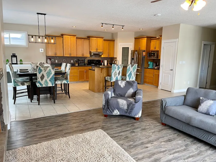 Spacious 3 bedroom house with fireplace & garage - Image 1