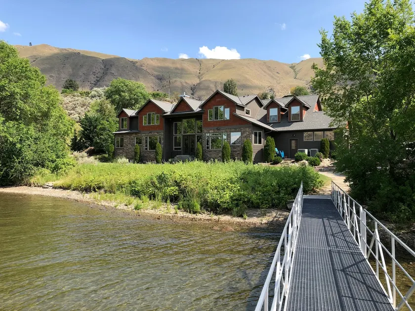 Beautiful, Lake-Front Property - Image 1