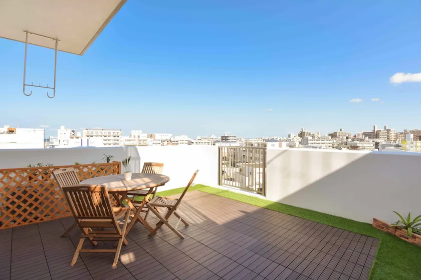 Spacious 163 m² space | All rooms equipped with air conditioning | 6 queen-size beds | 2 free parking spaces - Image 1