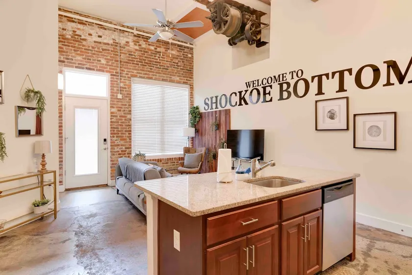 Historic Tobacco Warehouse Loft - Image 1