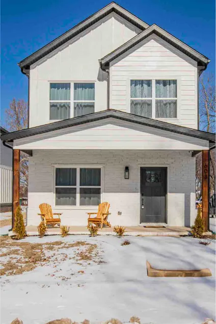 Ol Loggin Airbnb Downtown Rogers - Image 1