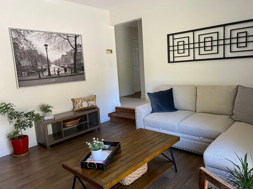Entire 3 bed 2 bath house, super clean and bright - Image 1