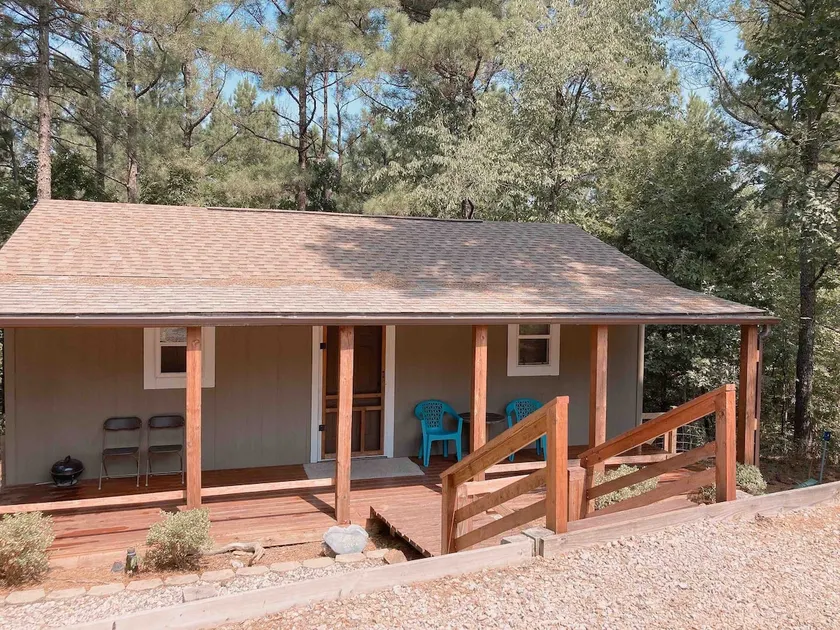 Cozy little cabin, close to town. Pet friendly. - Image 1