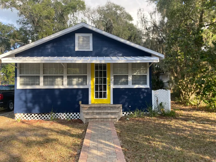 Southern Comfort 2-BR Cottage-Downtown Inverness - Image 1