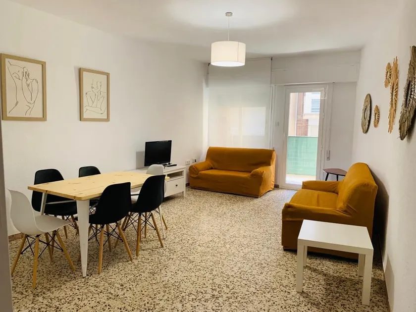 Downtown apartment with 4 bedrooms and 2 bathrooms - Image 1