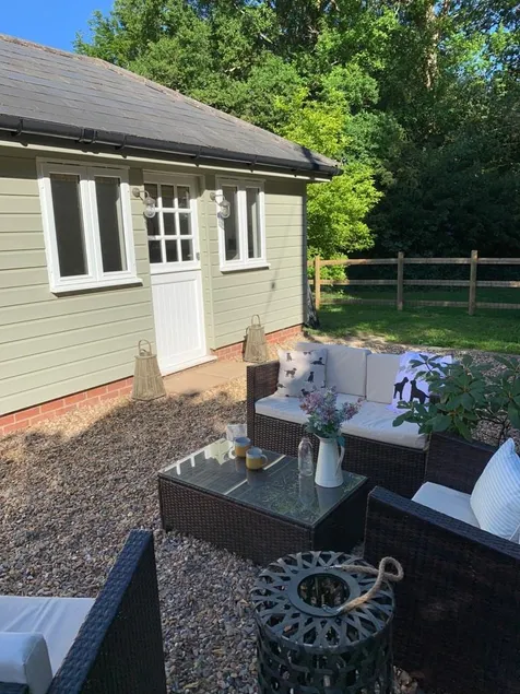 Luxury Garden Lodge - Image 1
